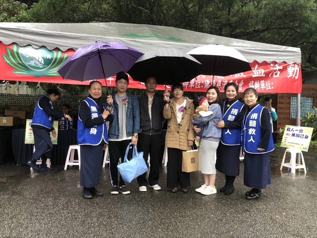 今年才相見歡重生又成功生子的受贈者鄭旭凱(左二)偕同全家來分享,他的妻子(右三)也當場建檔,希望有朝一日也能把「髓緣之愛」傳出去。