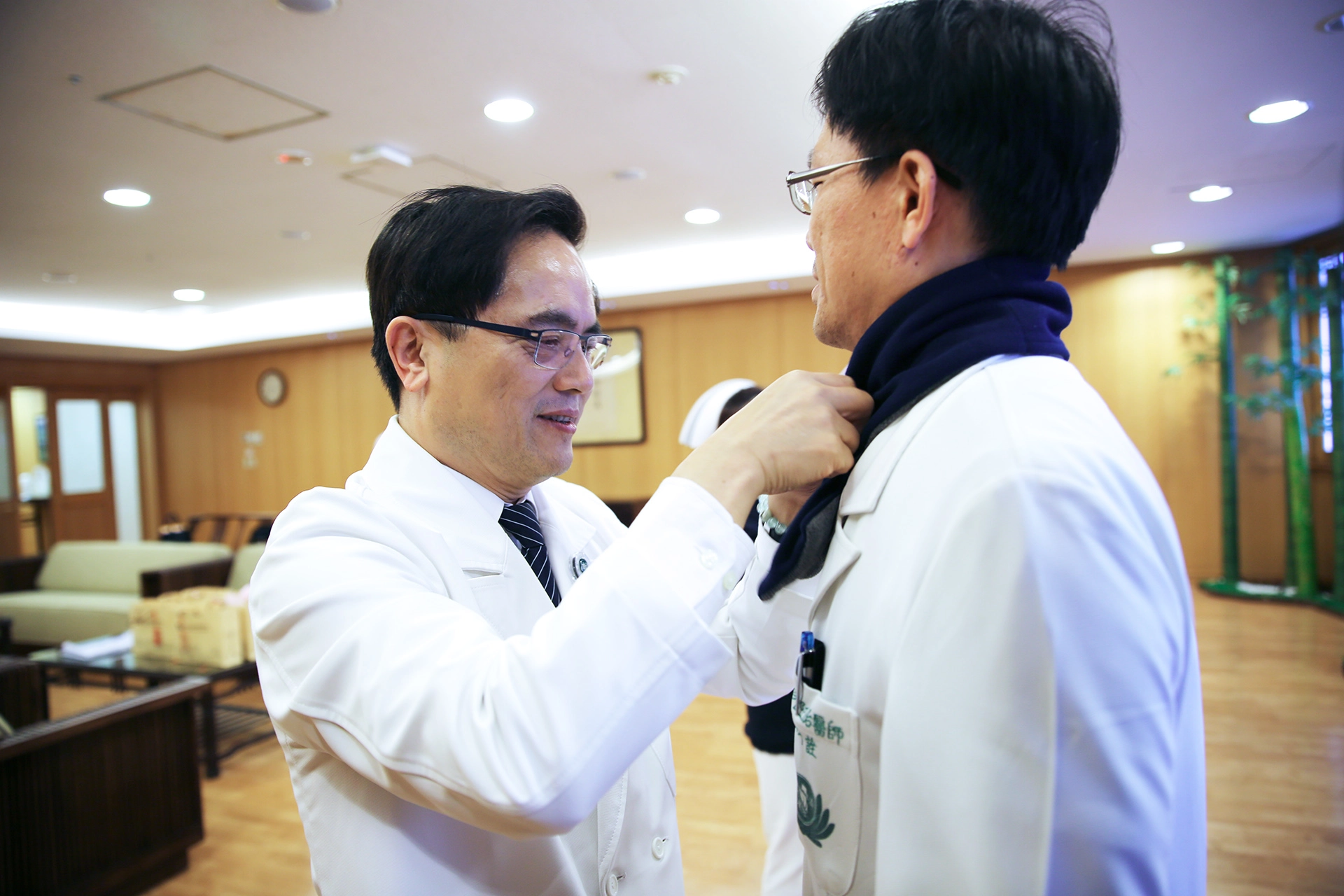 在合歡山醫療站,花蓮慈濟醫院林欣榮院長親手為院急診部內科陳坤詮主任及團隊圍上保暖圍巾
