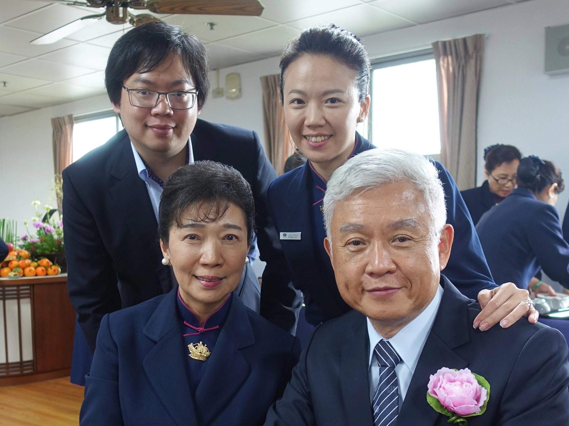 林本源家裡有四位慈濟志工,前排右起林本源、太太李阿利,後排右起女兒林宜琳、二兒子林偉權。(攝影:劉桂梅)