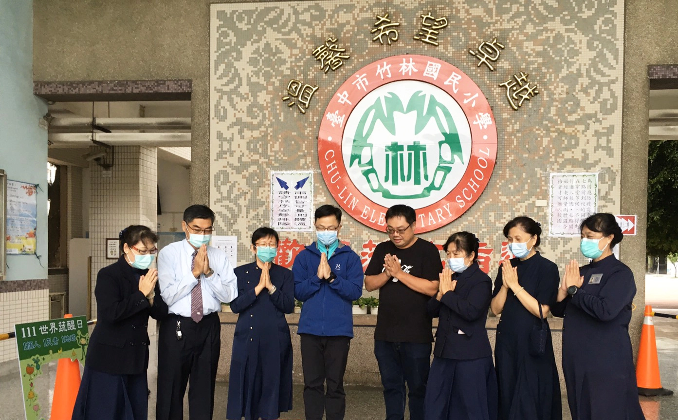 台中市沙鹿區慈濟志工3月底致贈布口罩到沙鹿區5個國小,竹林國小師長與志工一起祈禱祝福疫情快過。