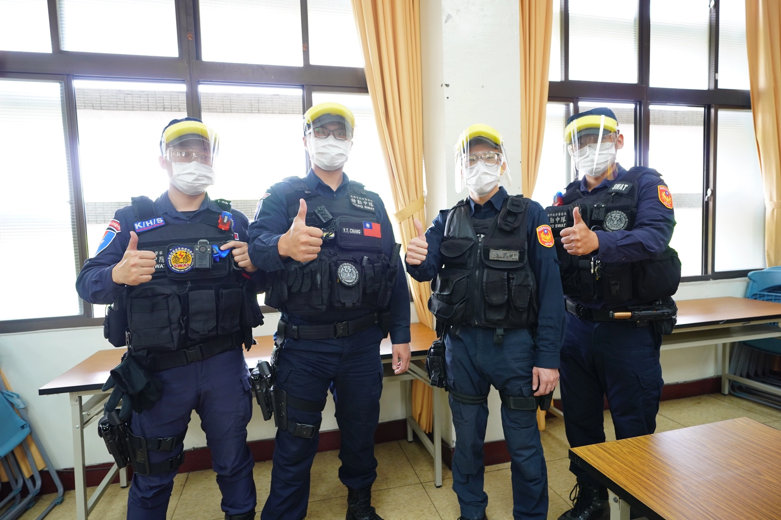 現場員警當場試戴後,感覺非常實用且輕巧,對於慈濟志工用心製作的這款防疫面罩讚譽有加。