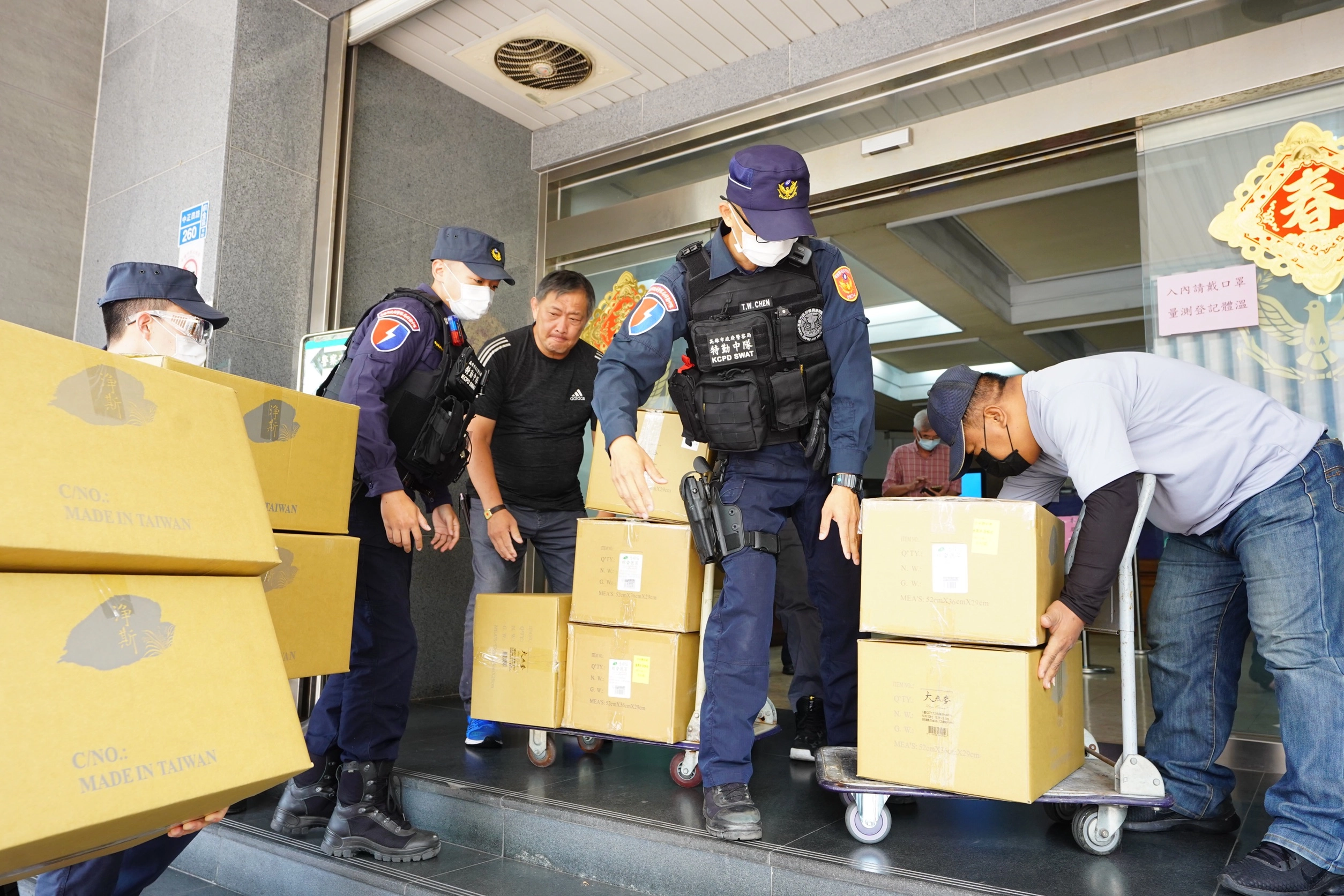 鑑於警方第一線人員在執勤上亦有其需求,慈濟高雄分會特別提供一千份防護面罩,送到高雄市警局提供給第一線執勤員警使用。