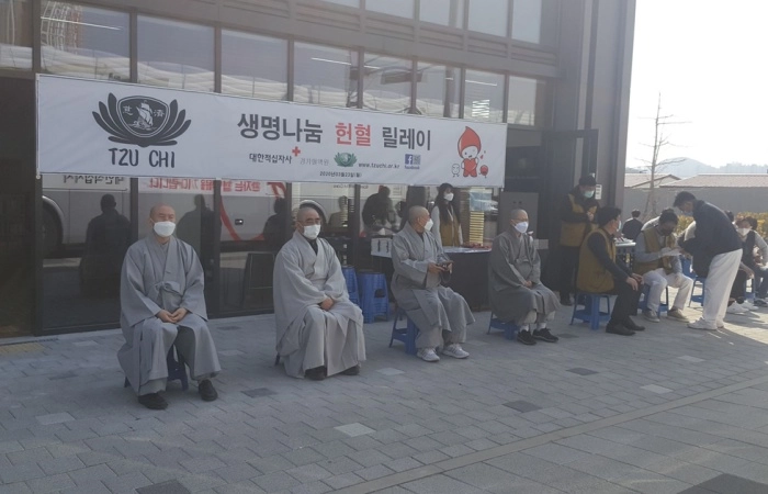弘盡法師邀約另三位法師,前來共襄盛舉。