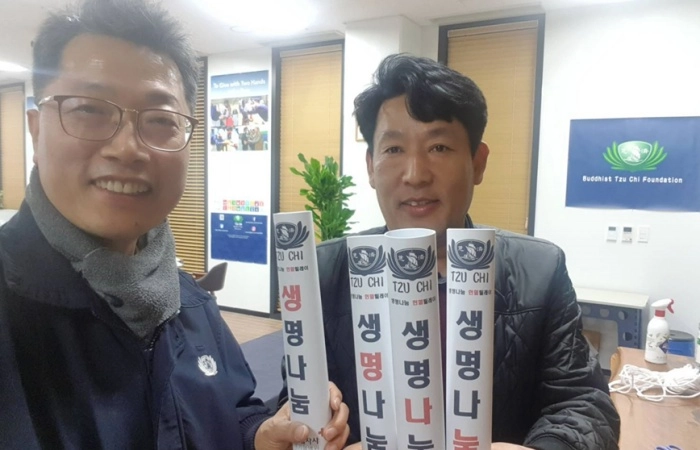 志工將象徵慈善的竹筒傳承,改以自製的「分享生命,捐血接力」的接力棒,期待棒相傳,延續生命,傳播大愛。