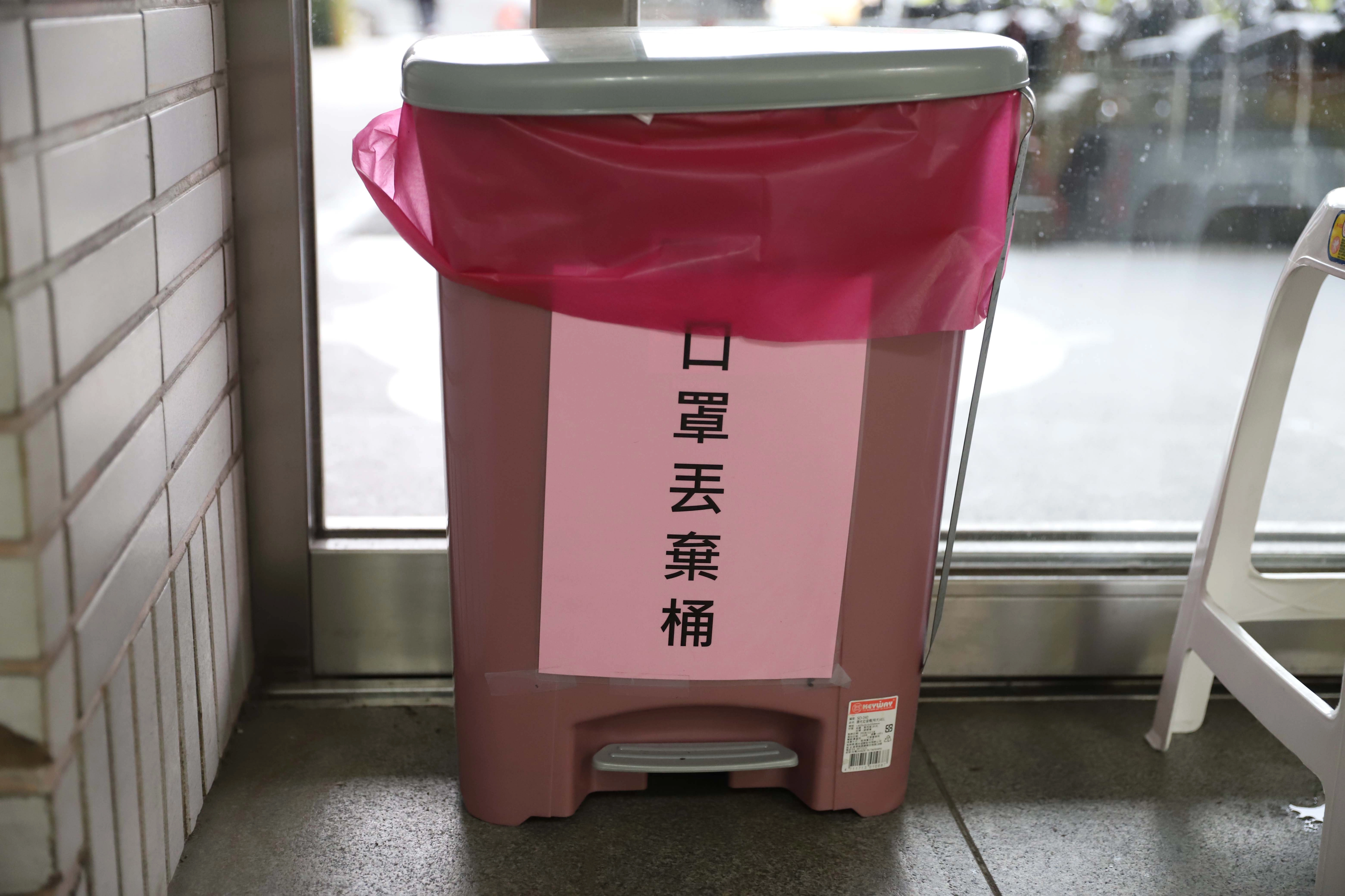 花蓮縣環保局為避免民眾使用後口罩亂丟,已增設37處廢置桶收集使用過口罩並張貼宣導單張,為將疫情降至最低,請民眾將使用後口罩丟棄至垃圾桶內,以免病菌擴散。