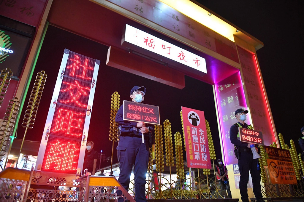 花蓮縣警察局為了迎接今年清明連假帶來的大量人潮,加派警力於境內各交通易打結路段以及主要道路等人車密集處進行疏導及管制。