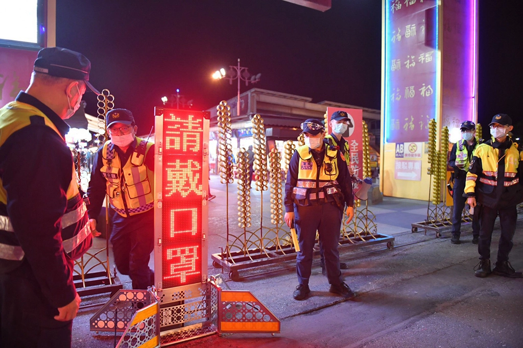 花蓮縣警察局為了迎接今年清明連假帶來的大量人潮,加派警力於境內各交通易打結路段以及主要道路等人車密集處進行疏導及管制。
