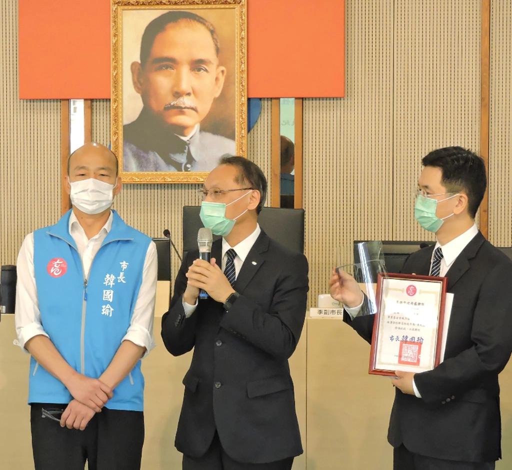 4月7日上午,高雄市長韓國瑜代表市府及全體高雄市民,特地於每周召開一次、市府各局處首長人員在場的市政會議上,公開向慈濟致感謝狀。
