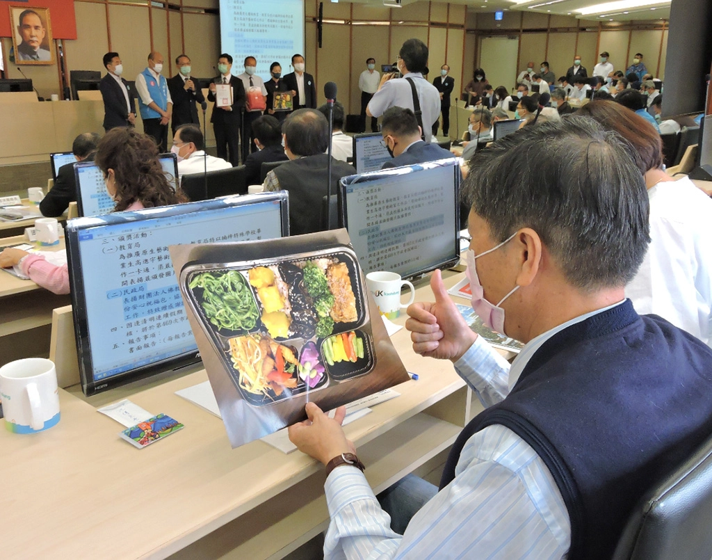 近期以來慈濟人加強與公部門、醫療院所、學校社區等緊密互動,志工把握機會與因緣推動「健康蔬食、防疫保健」的飲食防疫行動。