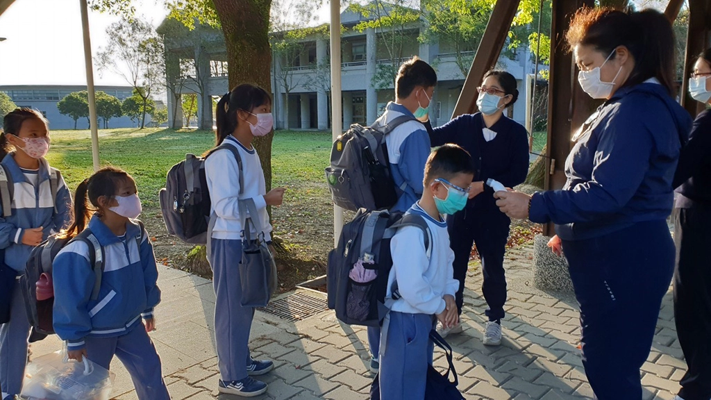 面對新冠肺炎,慈大附中總以高規格防疫嚴陣以待,尤其了解連假期間,大批人員移動更是可能成為防疫破口,務必提高警覺!