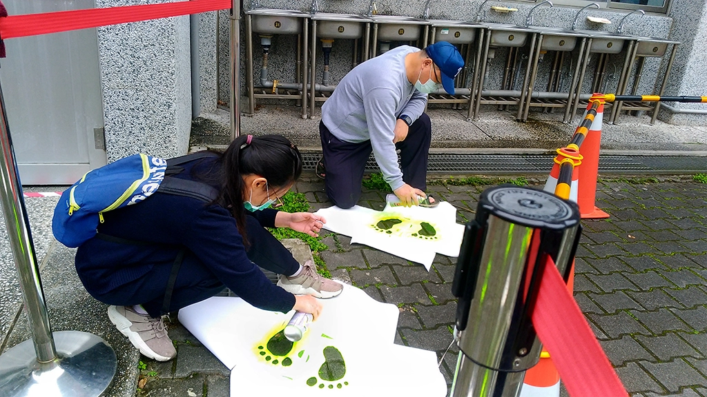 連假期間,總務處同仁利用兩天時間進行全校性消毒,盤點、補充防疫物資,與保健中心校護一同完成妙膳廳取餐安全距離的腳丫標誌,讓學生更加清楚防疫措施。