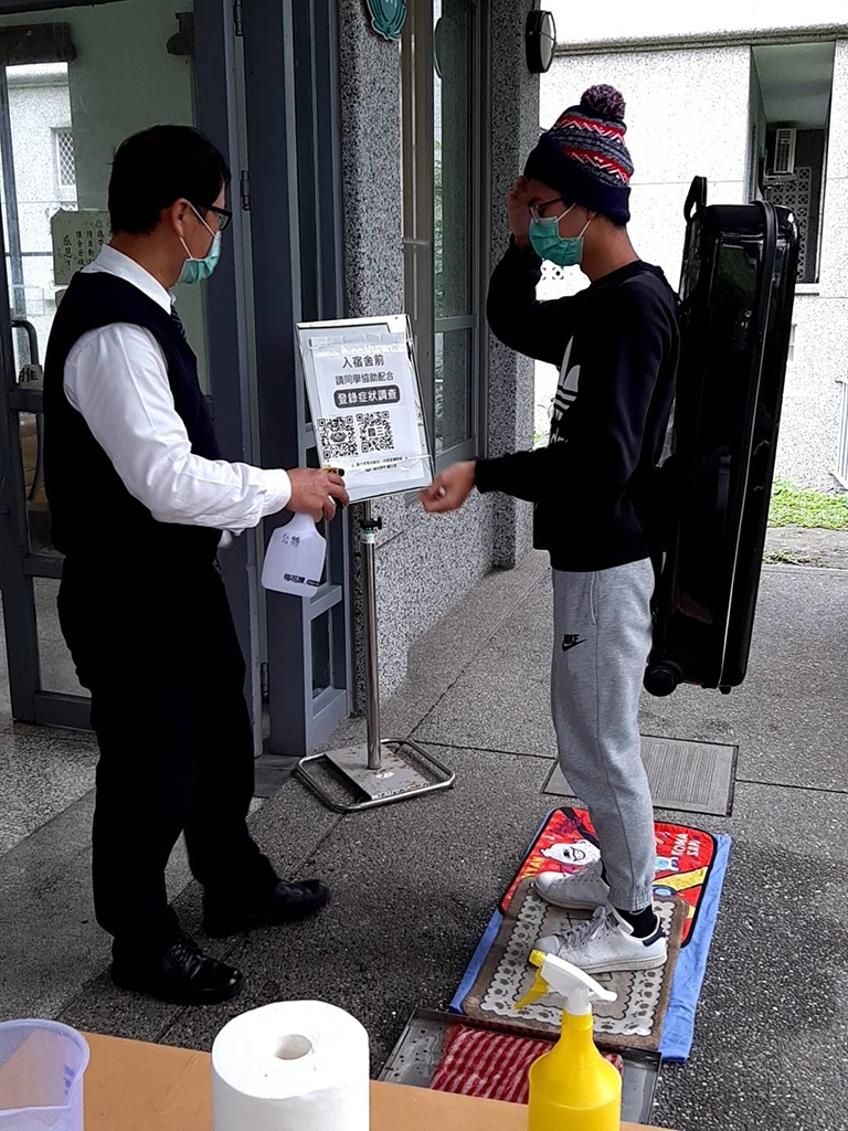 慈中以高規格防疫且超前佈署,讓家長們感到非常安心,也積極配合學校相關防疫措施,並推動齋戒茹素,期待這波疫情早日趨緩,人人健康。