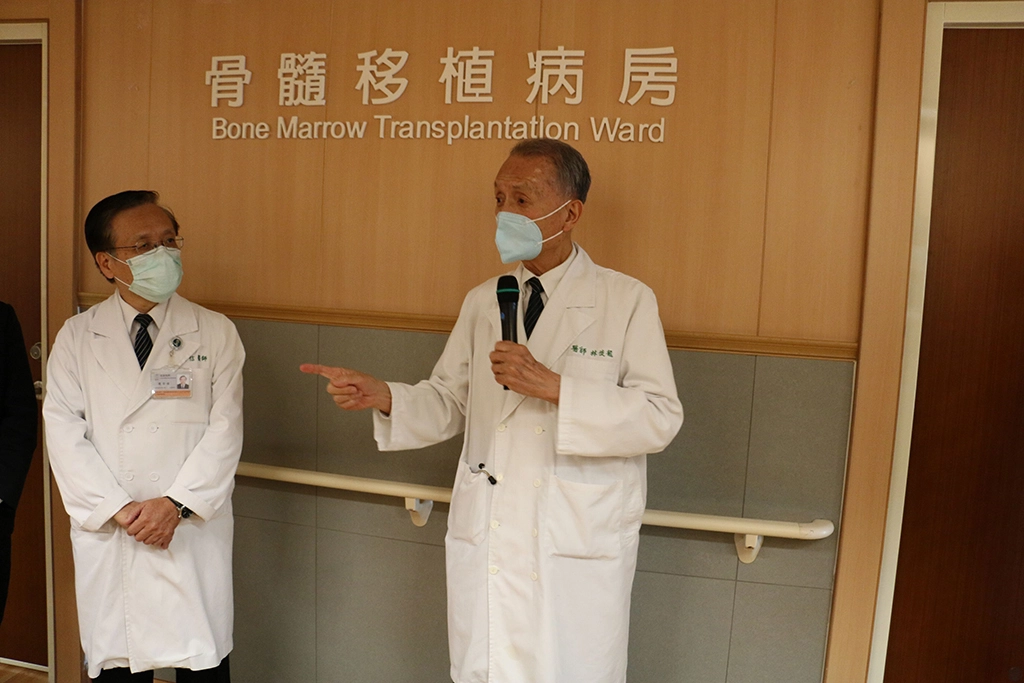慈濟醫療志業執行長林俊龍（右一）期待骨髓移植病房啟用後能嘉惠更多血液疾病病人。