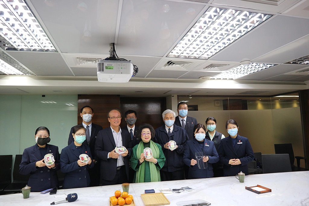 4月7日中午,慈濟教育志業執行長王本榮與慈濟志工帶著素餐盒及防疫物資前往教育部拜會,除了感恩教育部長官、同仁在各級學校防疫措施上的辛勤付出,也帶來大愛感恩科技防疫物資,協助教育部同仁提升防疫等級。