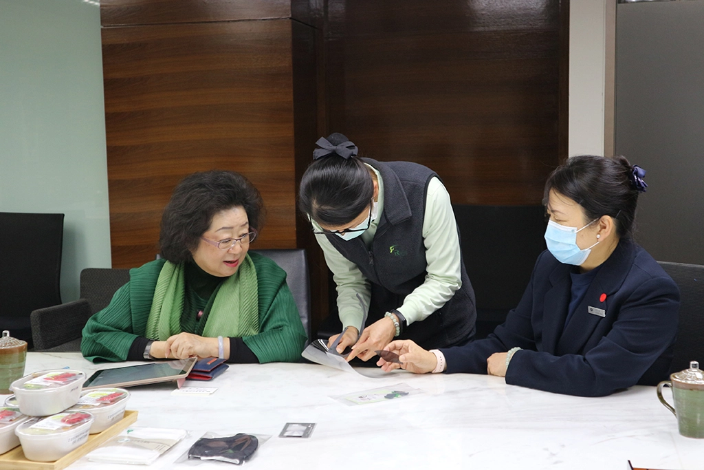 此次也準備了大愛感恩科技研發、生產的防疫物資,包含結合放大鏡的額溫貼片、防護面罩、可搭配濾片使用的口罩、泡綿式防護面罩等,現場由大愛感恩科技同仁為范政務次長進行示範如何使用,希望協助教育部同仁提升防疫等級。