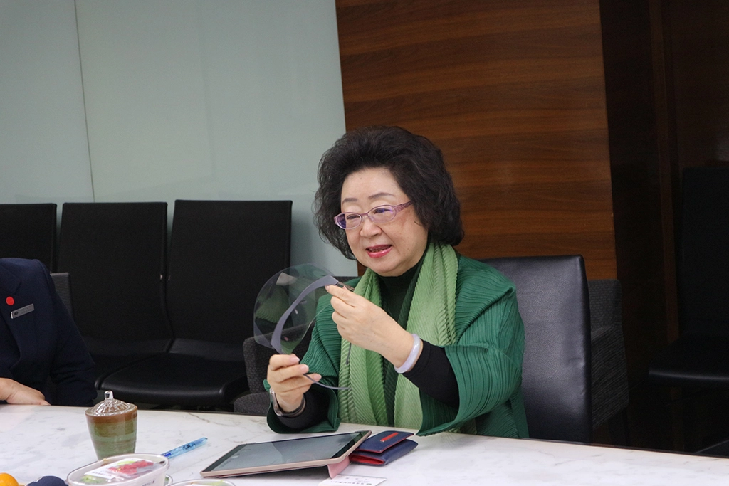 此次也準備了大愛感恩科技研發、生產的防疫物資,包含結合放大鏡的額溫貼片、防護面罩、可搭配濾片使用的口罩、泡綿式防護面罩等,現場由大愛感恩科技同仁為范政務次長進行示範如何使用,希望協助教育部同仁提升防疫等級。