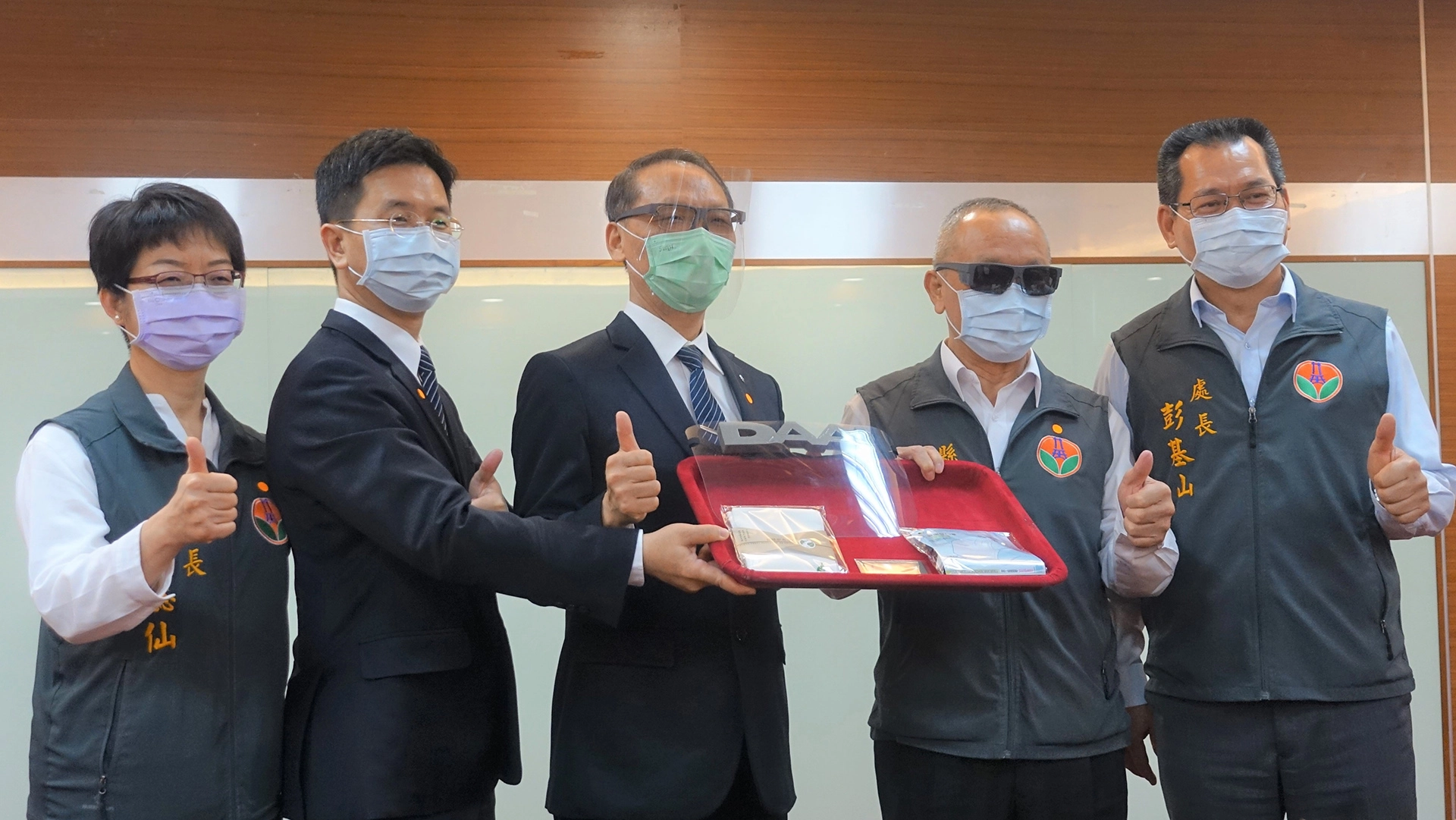 慈濟捐贈縣府100多份防疫護具,感恩第一線防疫人員的辛苦。