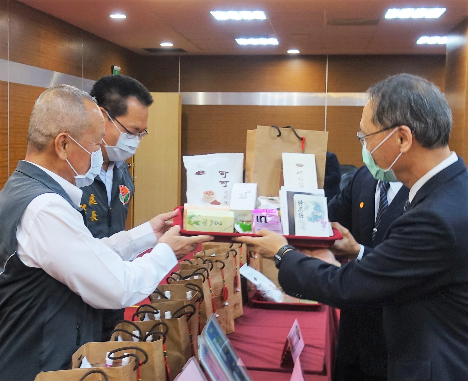 慈濟顏博文執行長(右)向徐耀昌縣長(左)介紹「安心祝福包」的品項,祝福大家都能早日回到正常的生活。
