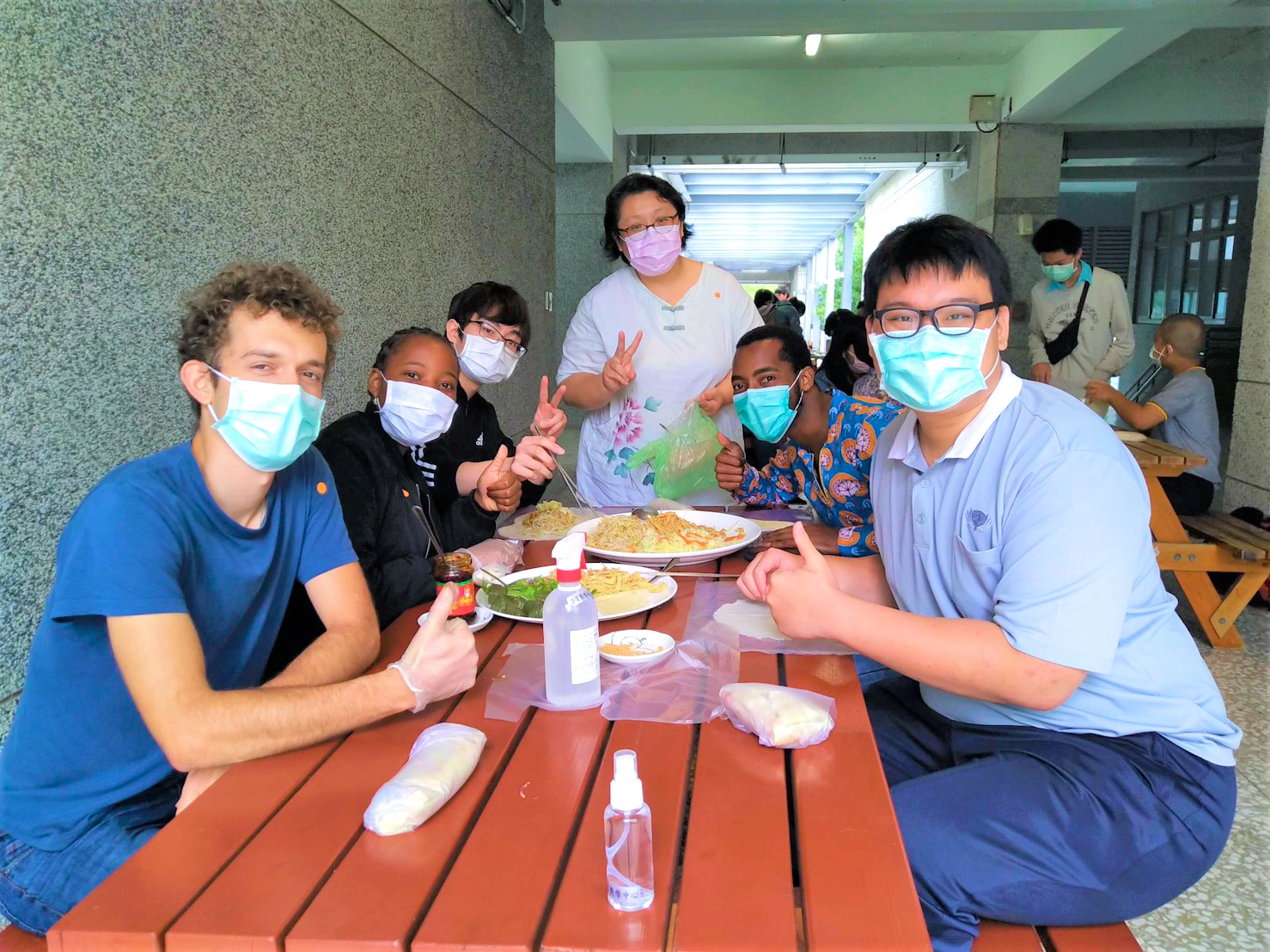 慈濟大學華語文中心於清明節期間邀請外籍學生一起參與春捲製作,學期清明習俗與體驗中華文化。