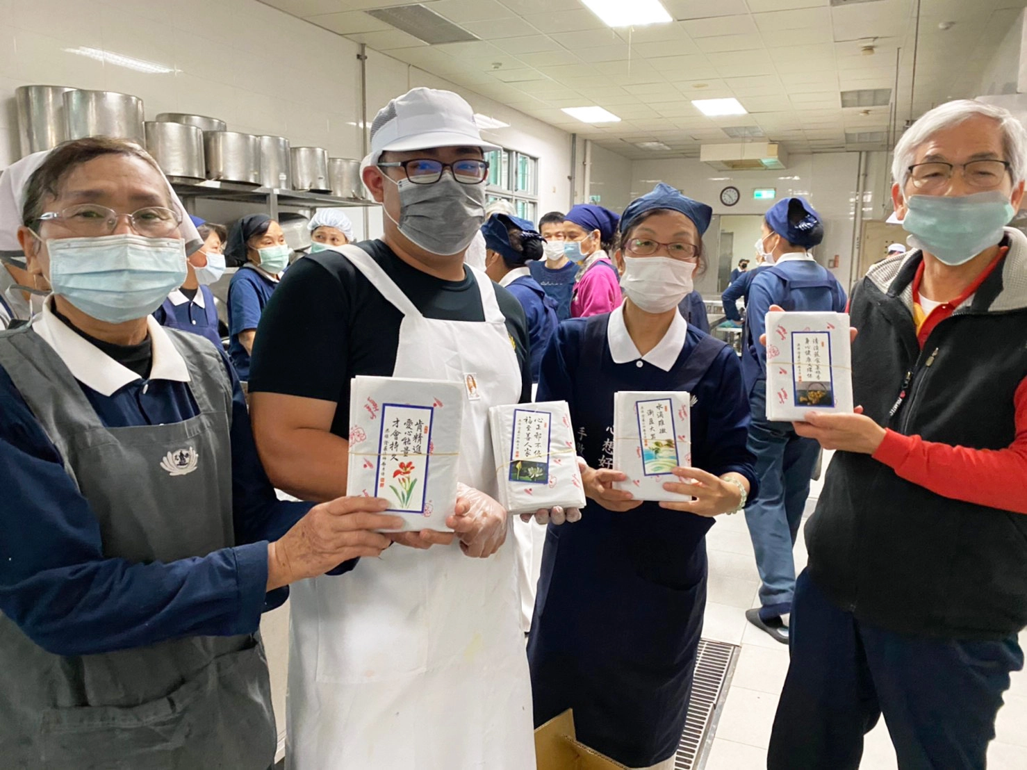 慈濟志工蔡啟章更貼心準備200份防飛沫又可防水的防疫布製口罩套,和海巡弟兄結緣 。