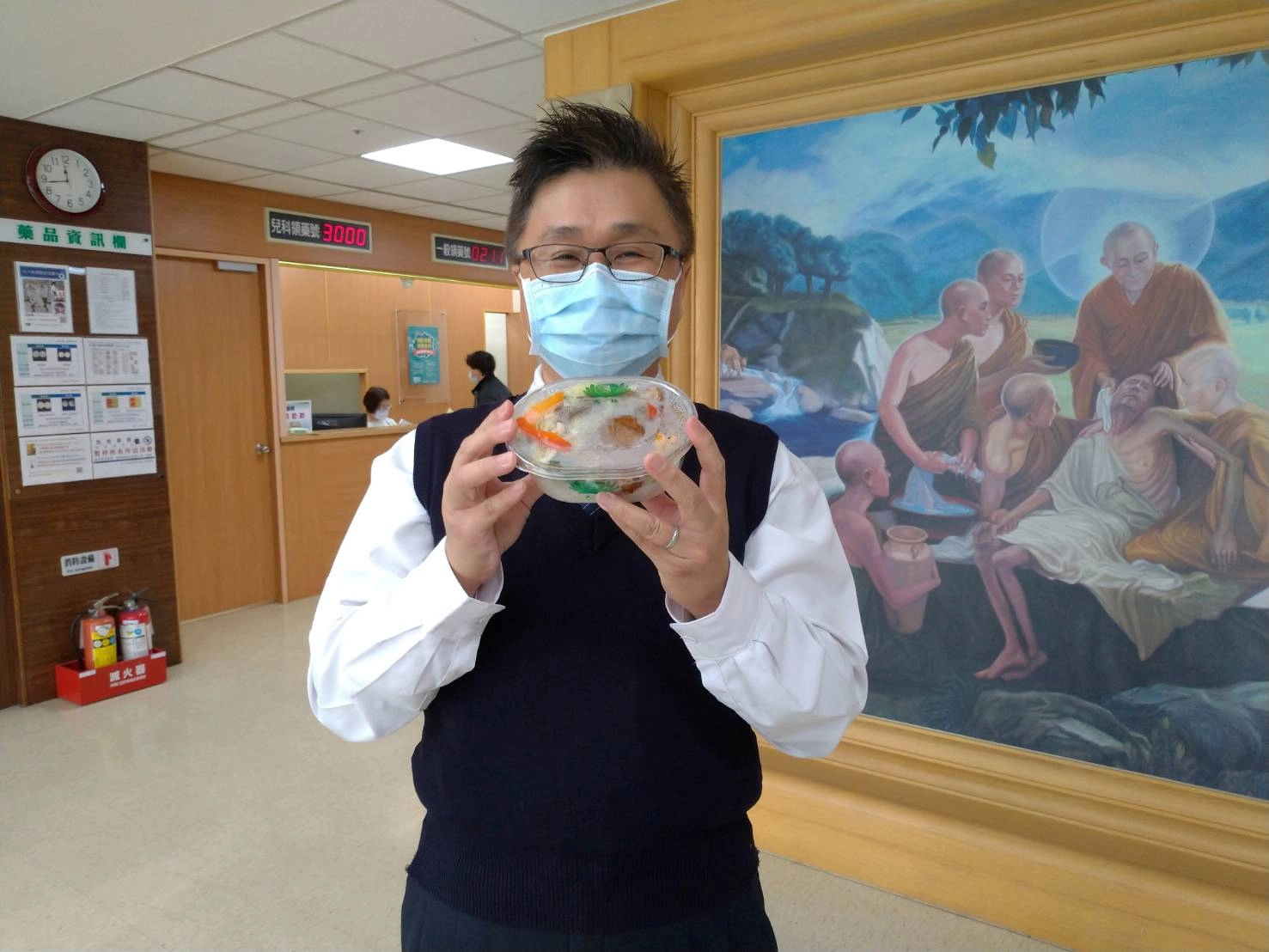 斗六慈濟醫院行政組長張立功,收到便當,更想念平時在醫院服務的醫療志工們。