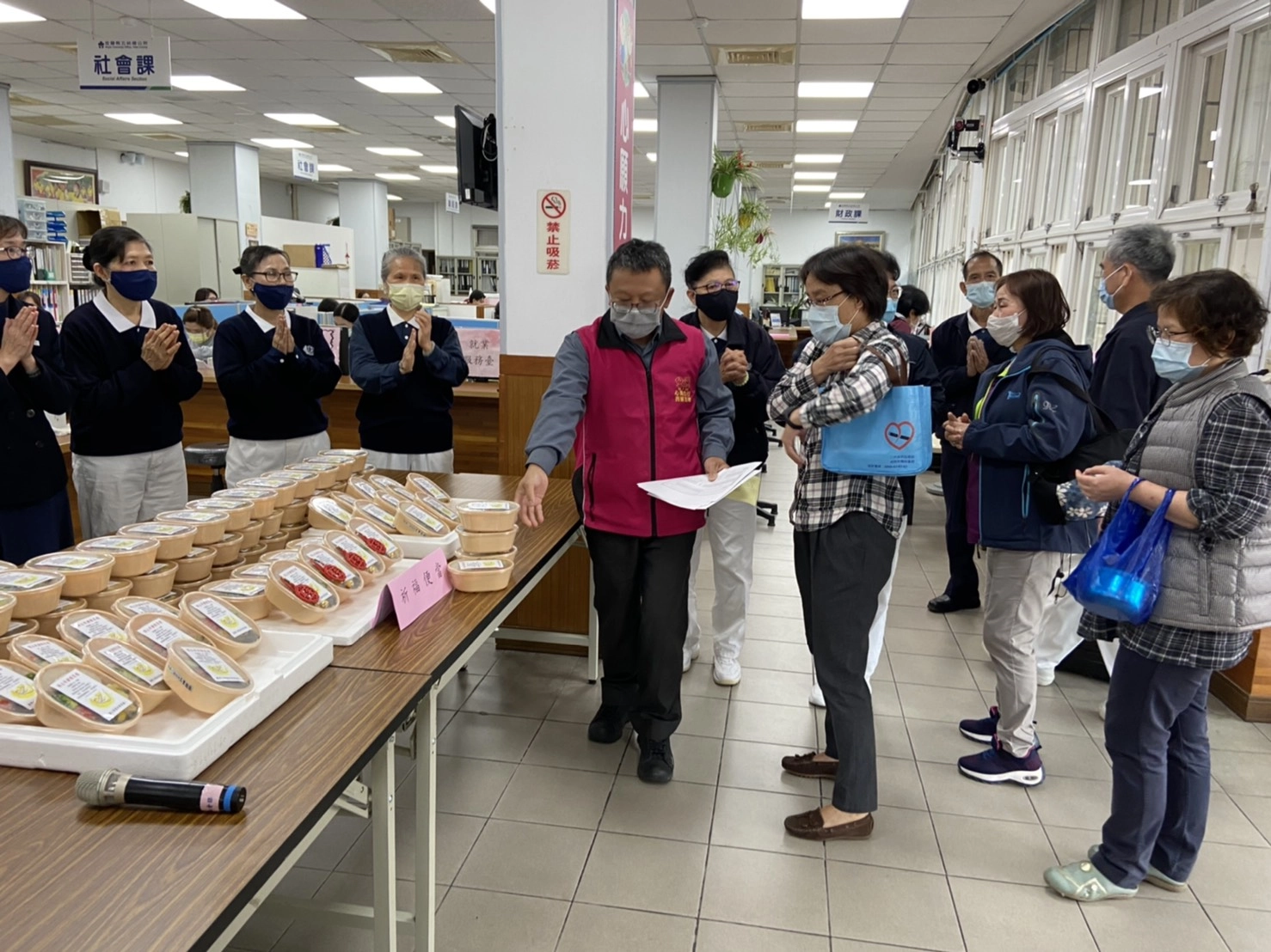 五結戶政事務所與衛生所時間一到,紛紛到五結鄉公所領取祈福便當,一同響應茹素。