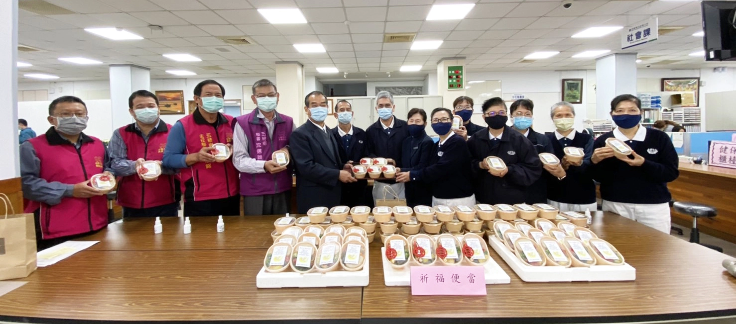 慈濟推動全球祈禱、茹素活動,9日羅東聯絡處準備90個祈福便當,送至五結鄉公所,鄉長沈德茂與慈濟志工一同為全球祈福,同步推動一週一素。