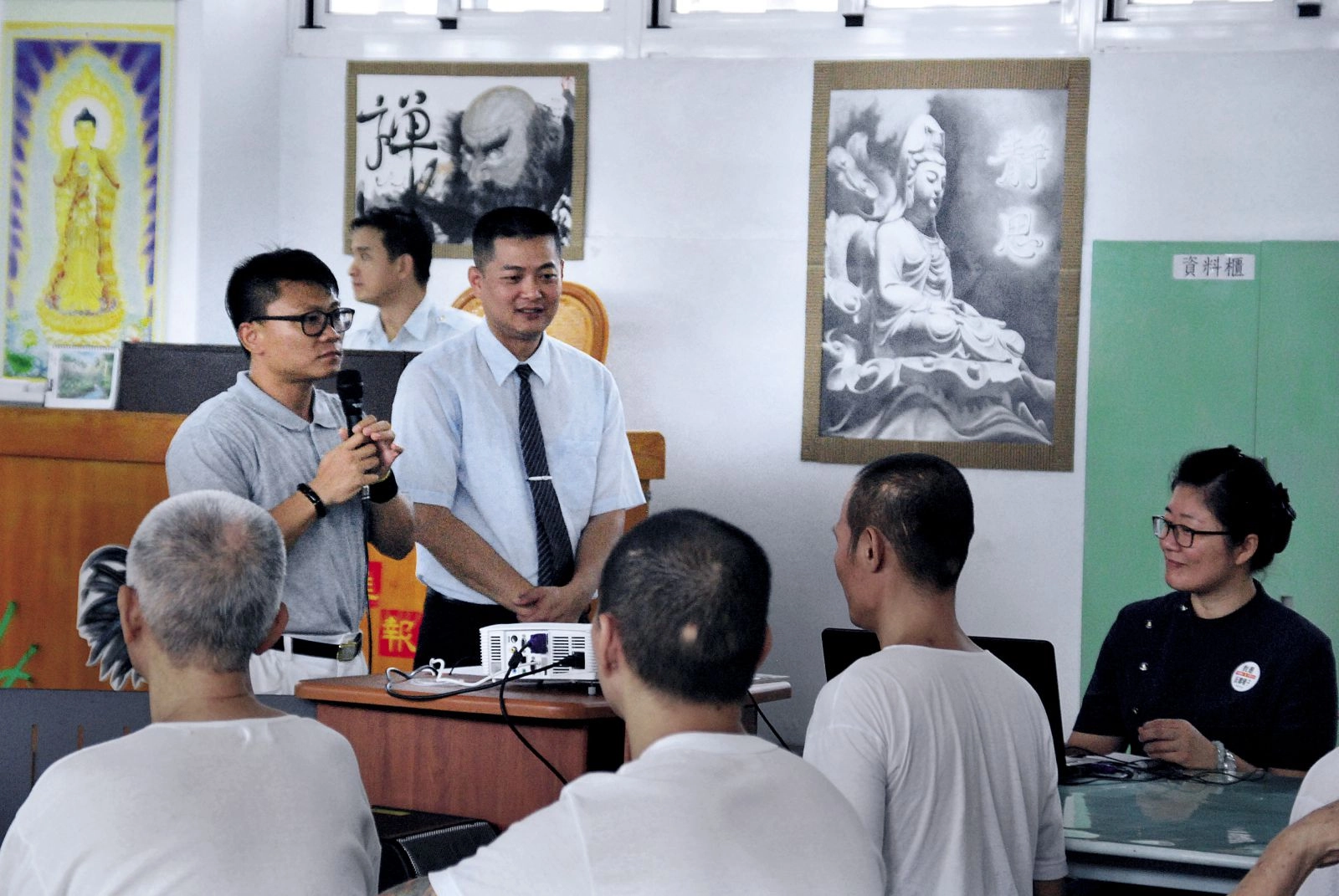 圖:楊志偉(左一)與高肇良(左二)到獄所分享,現身說法讓收容人知道回頭永遠不嫌遲。
