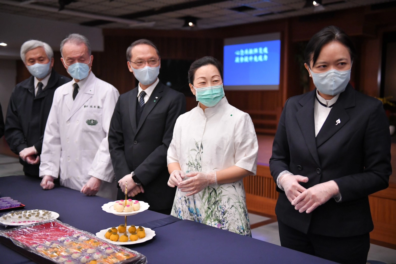 縣長徐榛蔚為醫護人員加油打氣,親自製作淨斯莓果和果子與淨斯薑黃和果子。