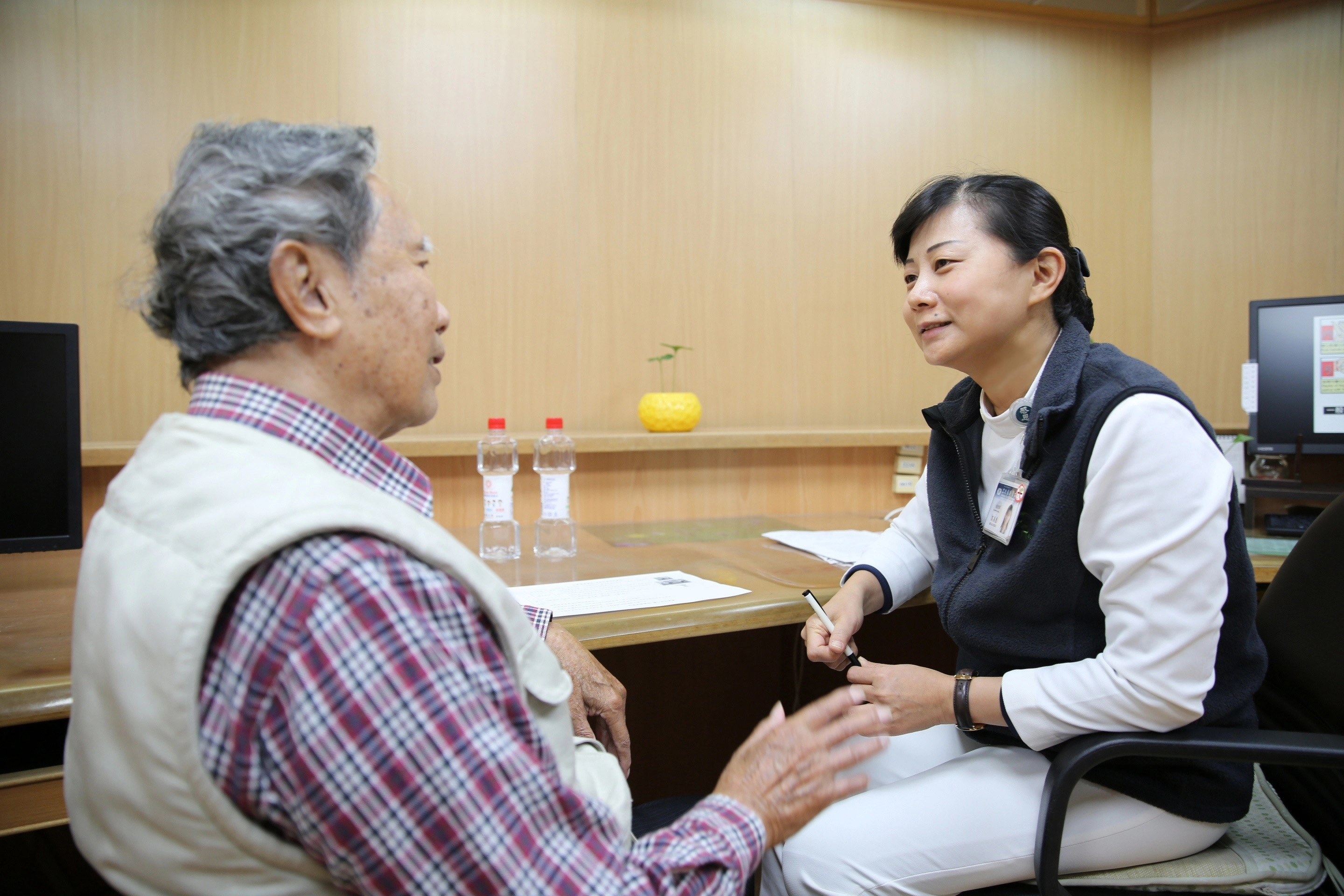 花蓮慈院整合式照護門診個案管理師宋美惠(右)，為林先生做周全性評估包含營養評估、老年憂鬱測量、簡易智能測驗，及測量日常生活活動功能。