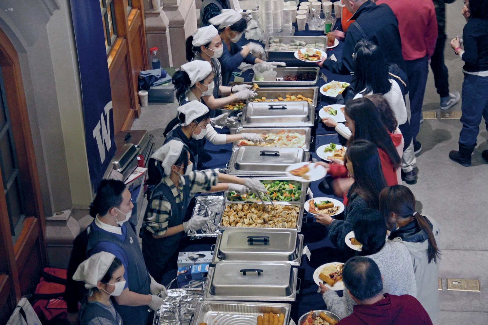 西雅圖十家餐廳響應善舉參加餐會,民眾紛紛品味富有異國風味的蔬食料理。