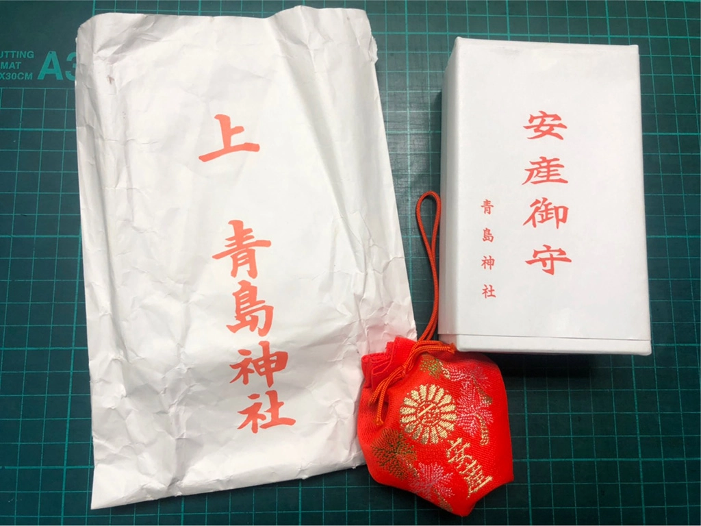 玉蘭奶奶的家屬還特地用她在照顧奶奶的照片,做成一張祝福卡片,配上到日本求的安產御守來祝福她。