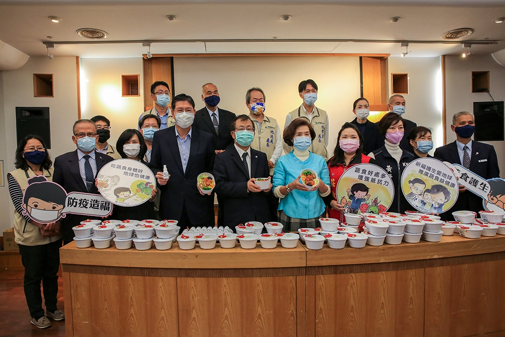 慈濟基金會於疫情期間致力推廣健康蔬食,於4月16日中午準備70份營養蔬食便當給宜蘭縣政府,推廣茹素防疫新觀念,每份餐盒都盛有滿滿的祝福。