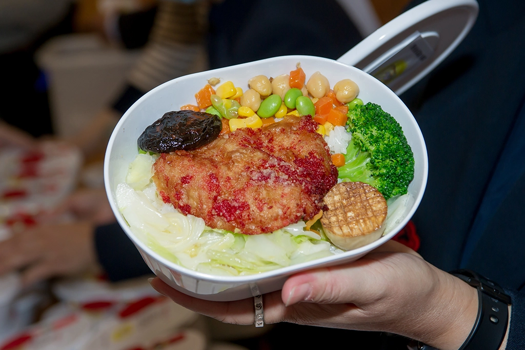 慈濟基金會於疫情期間致力推廣健康蔬食,於4月16日中午準備70份營養蔬食便當給宜蘭縣政府,推廣茹素防疫新觀念,每份餐盒都盛有滿滿的祝福。