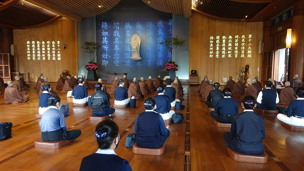 靜思精舍直播藥師法會,室內維持社交距離共修。