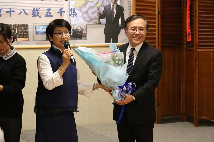 門診、管理院務乃至海外義診,簡守信找出空檔廣泛讀書,為冷硬的醫學知識帶入豐富多彩的故事。