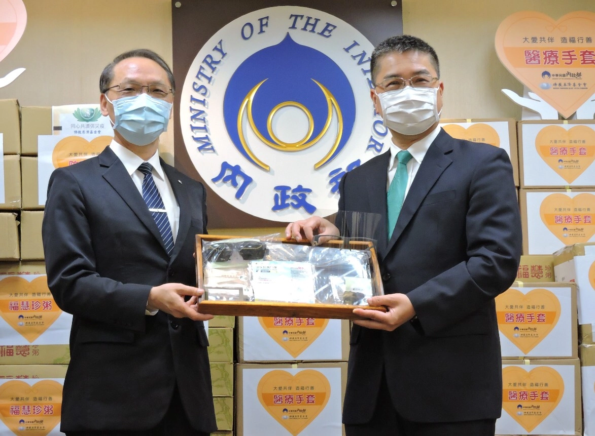 4月17日上午在內政部的致贈儀式,由慈濟基金會顏博文執行長代表捐贈,內政部長徐國勇代表領收。