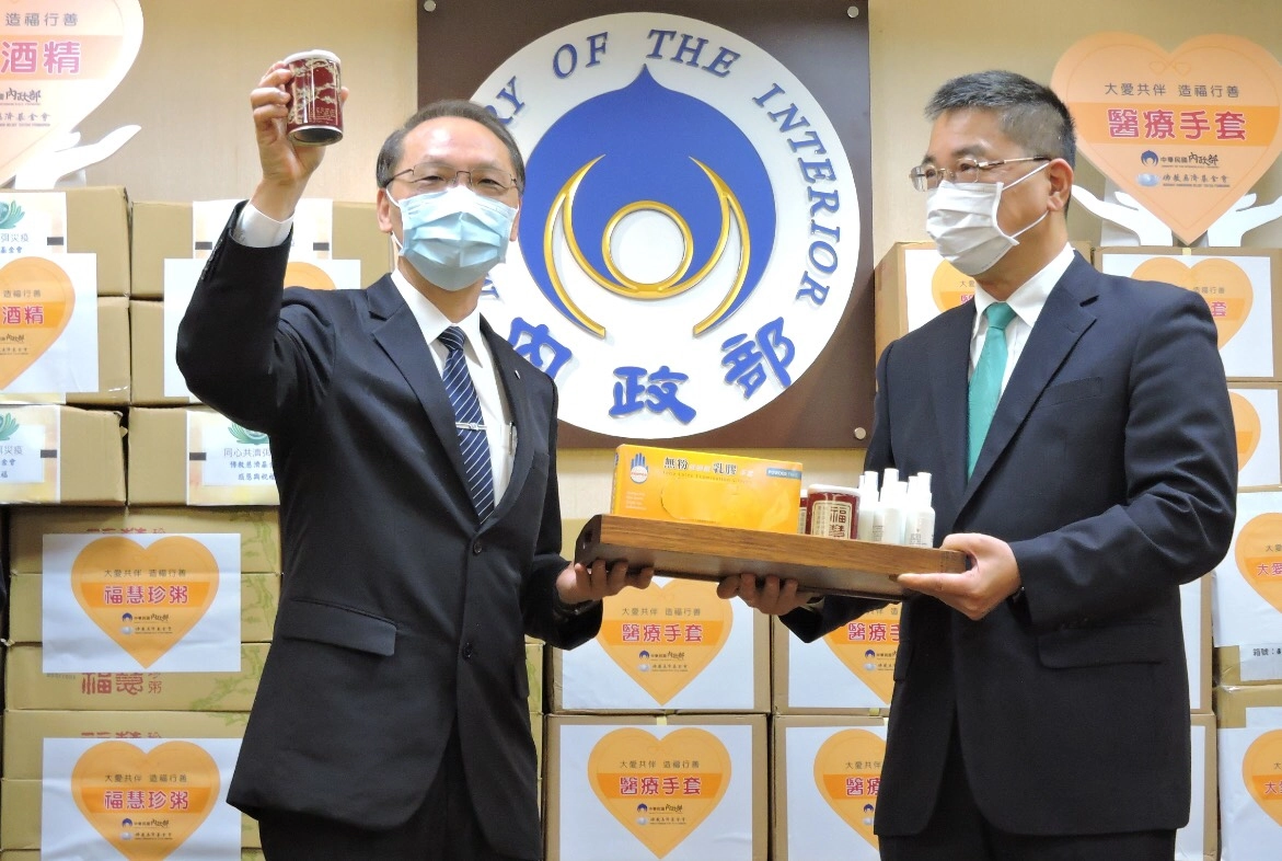 慈濟發揮人力、物力以實際關懷行動,陪伴內政部所屬的警政、消防、移民、空勤等單位人員,也感恩所有防疫人員為國人持續守住第一線。
