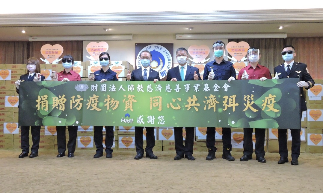 防疫物資包含有防護面罩、噴罐酒精、醫療級手套等,以及福慧珍粥等補給物資,幫助守護第一線防疫人員安全。