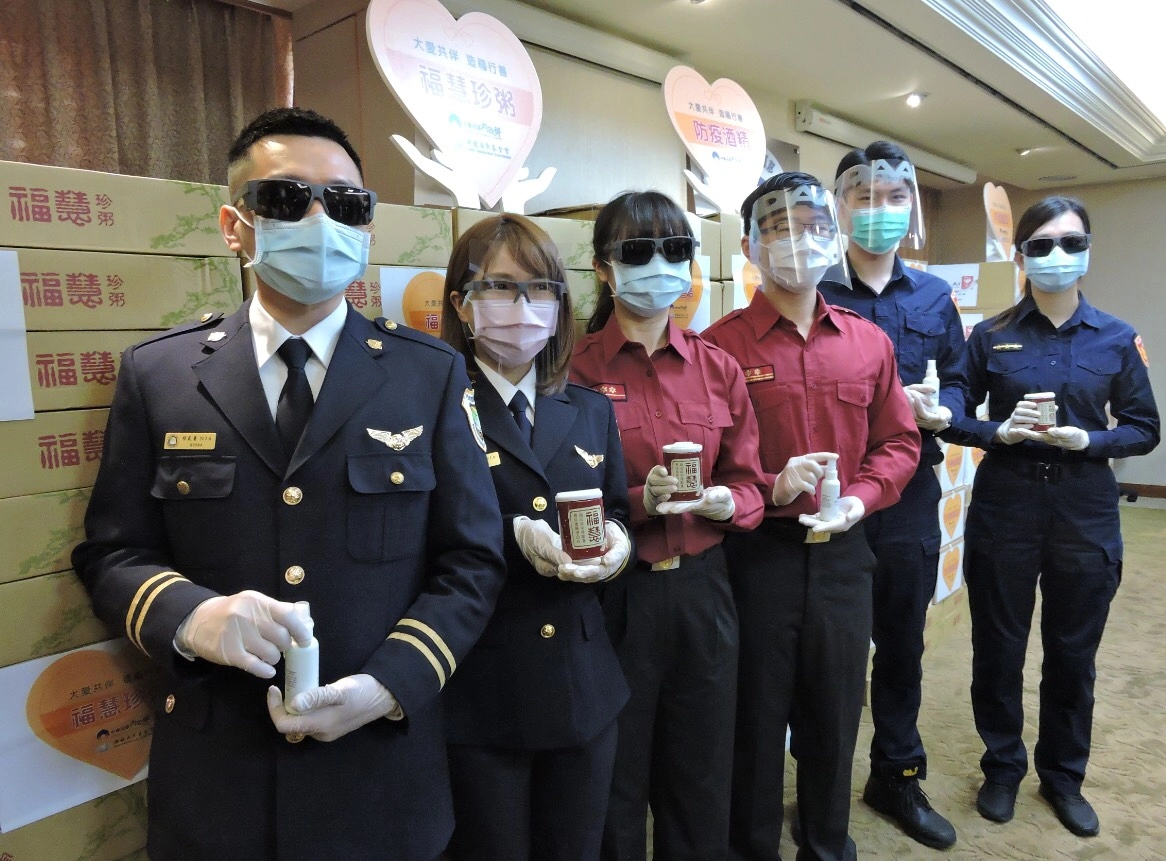 「大愛共伴、造福行善!」慈濟從「守護國境第一線、到關懷社區最前線!」為防疫人員加油打氣。