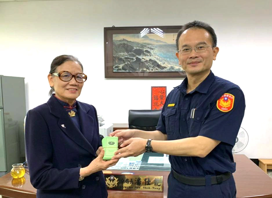 新冠肺炎疫情在政府各機關通力合力下,目前已緩步降溫,慈濟志工感念第一線執勤員警,於16日上午前往關山警分局贈送祝福禮,願大家工作平安順利。