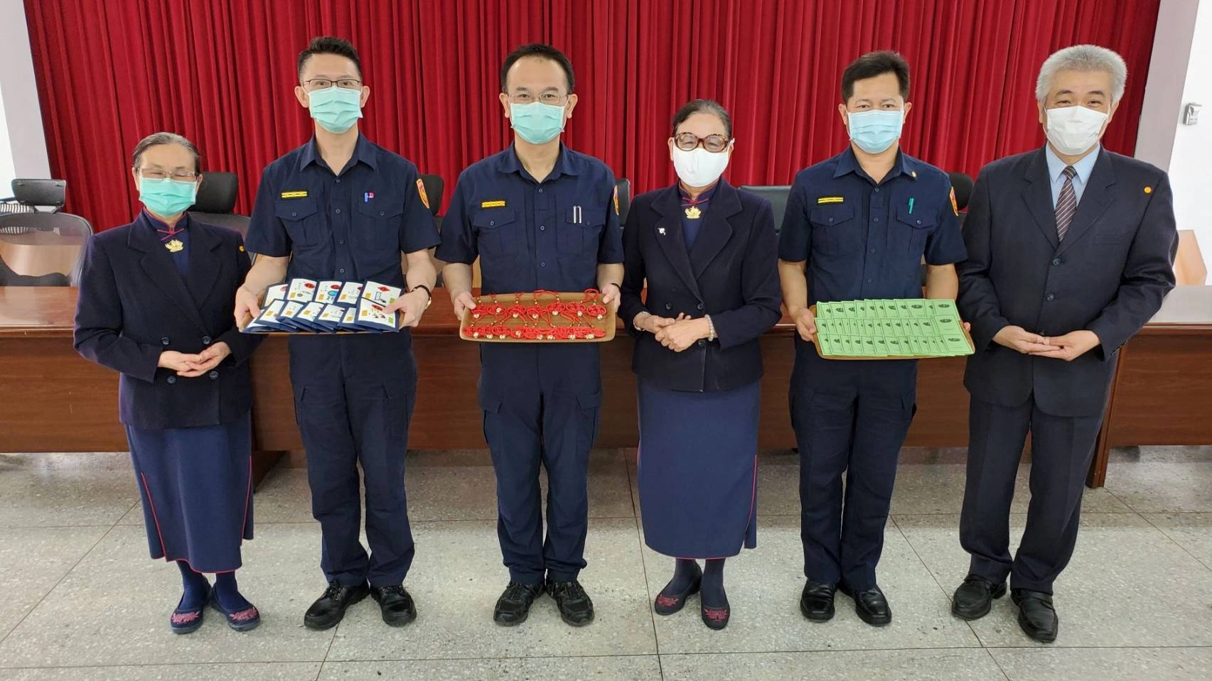 新冠肺炎疫情在政府各機關通力合力下,目前已緩步降溫,慈濟志工感念第一線執勤員警,於16日上午前往關山警分局贈送祝福禮,願大家工作平安順利。