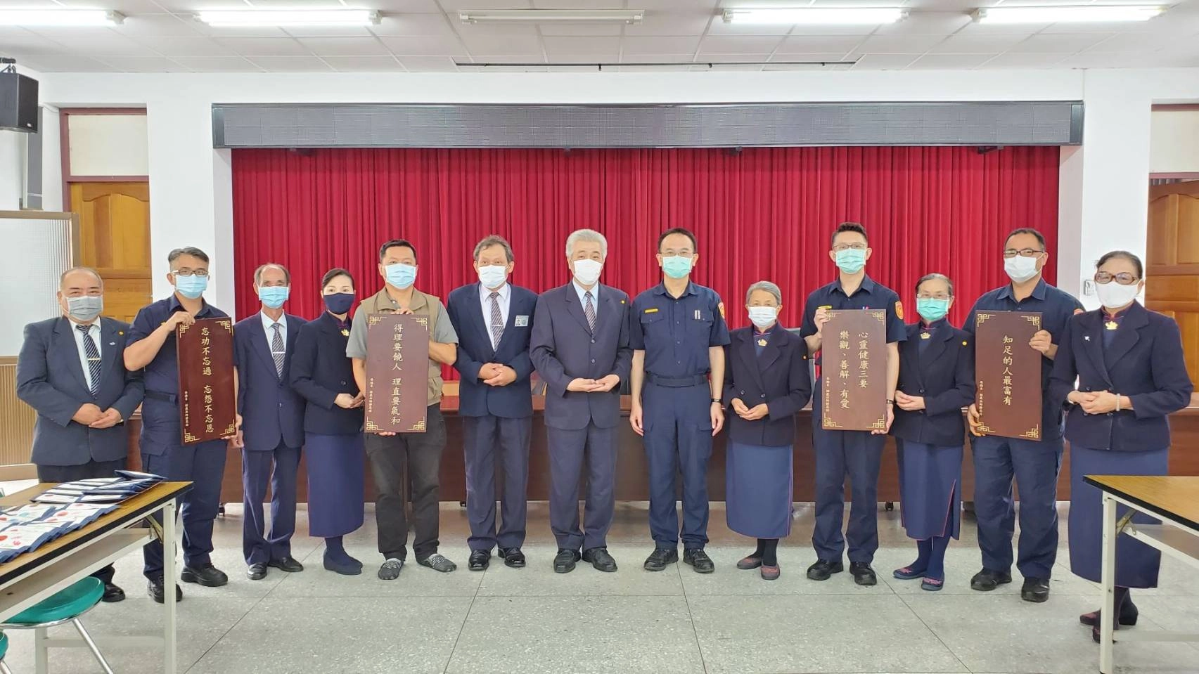 新冠肺炎疫情在政府各機關通力合力下,目前已緩步降溫,慈濟志工感念第一線執勤員警,於16日上午前往關山警分局贈送祝福禮,願大家工作平安順利。