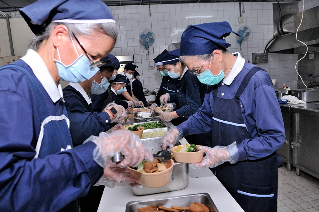 17位慈濟志工在雲林聯絡處中央廚房打餐,準備送往斗南鎮公所。
