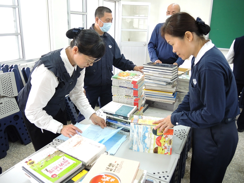 慈濟志工點滴募集成就永安國小的靜思閱讀書軒,超過五百本的童書、品格教育養成、科普醫藥等類的書籍。
