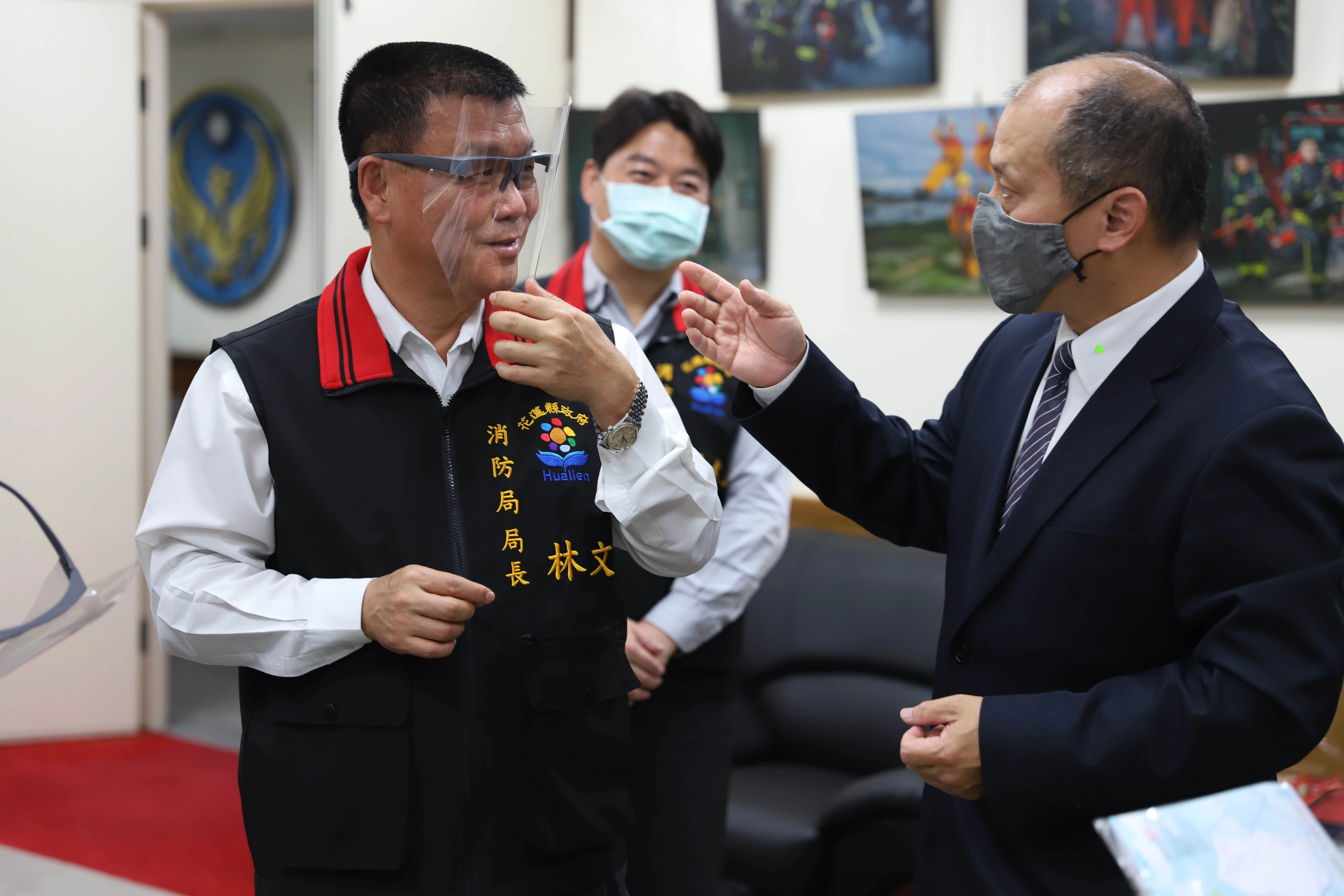 消防局長林文瑞也親自試戴防護面罩後,對該防護面罩的適用性與人性化設計讚不絕口。