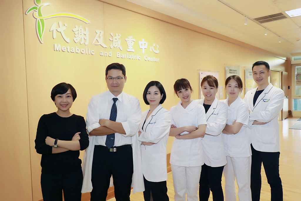 臺中慈濟醫院代謝及減重中心陣容堅強,李旻憲主任(左二 )率個管師營養師等同仁服務「超重量級病人」。