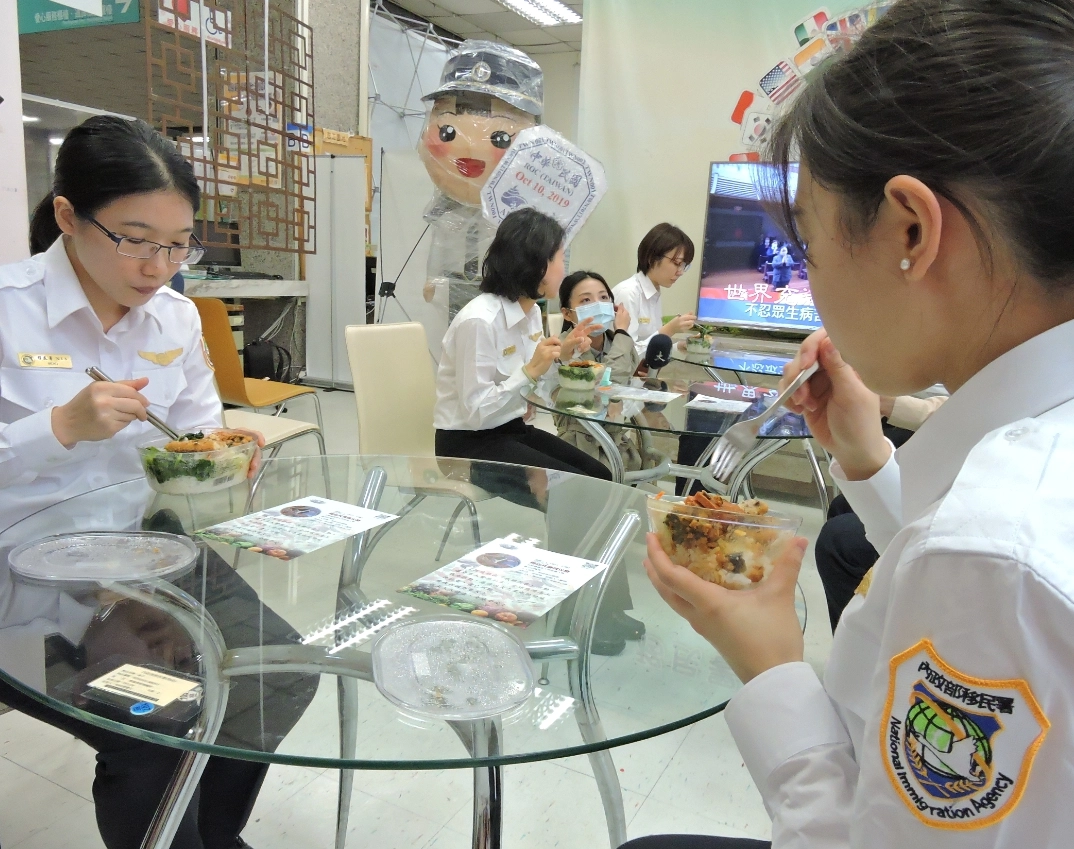 慈濟基金會志工提供移民署近400份素食便當,在移民署臺北市服務站分享,倡導響應素食增加身體健康,提升免疫力進而抵抗疫情。