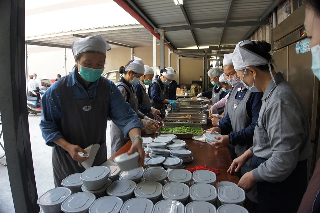 4月22日彰化慈濟志工準備360份美味營養的蔬食餐盒,以感恩的心祝福所有的警察防疫人員人平安。
