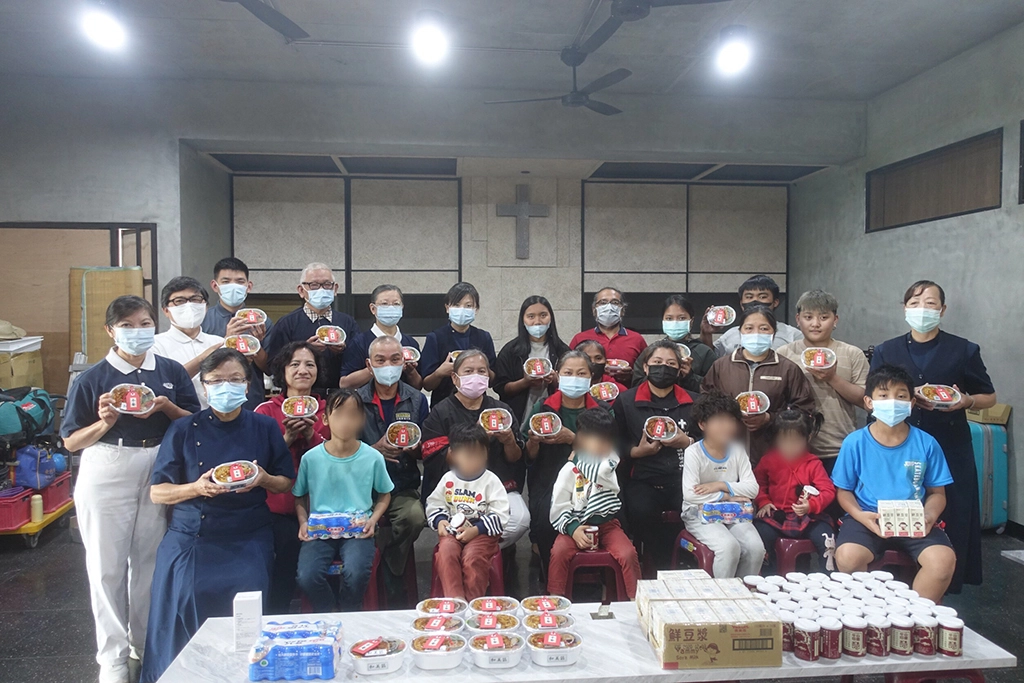 彰化慈濟志工帶著額溫槍、福慧珍粥、養樂多、美味蔬食餐盒等，來到彰化瑪撒露教會。